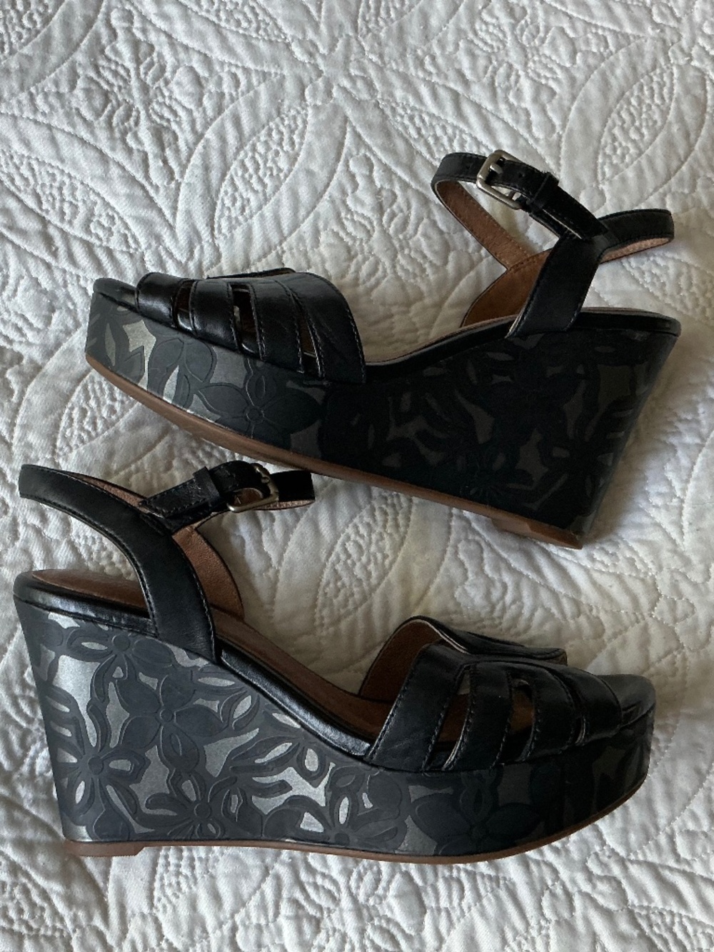 Clarks Amelia Page Black & Silver Floral Motif Platform Sandals, 6.5 M
